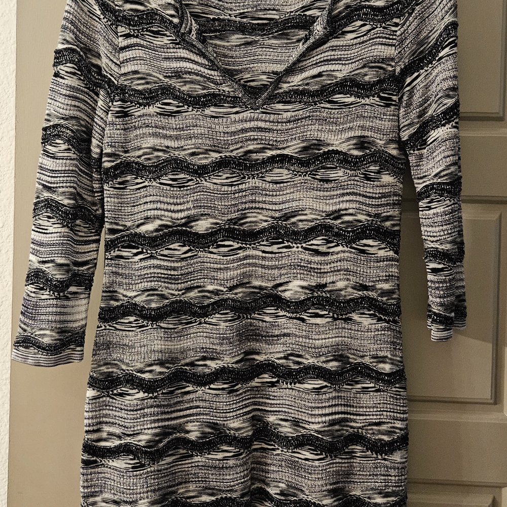 White House Black Market Monochrome Top PERFECT For Black Leggings